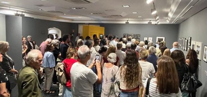 Helena Garay guía una visita a la exposición de Ruth Orkin en Santander