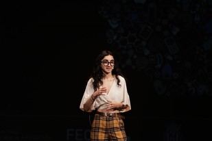 Ruth Hernández de la URV se destaca en el concurso #HiloTesis con su innovador enfoque educativo