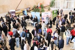 Jornada de Salidas Profesionales conecta estudiantes con empresas en León
