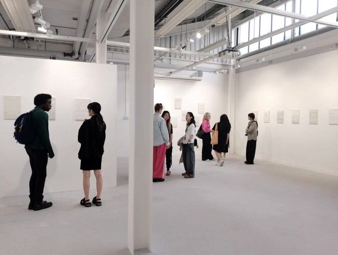 Isabel Herrera presenta su obra 'Pensive Trails' en Loughborough, Reino Unido