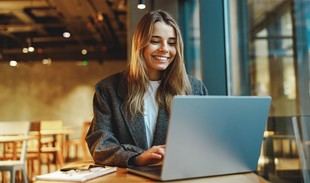 La Junta apoya a más de 8.300 emprendedores y facilita la creación de 7.436 empresas en Andalucía