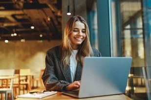 La Junta apoya a 1.800 mujeres en la creación de casi 1.760 empresas en 2025