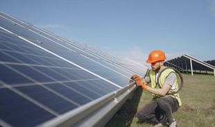 La Junta de Andalucía promueve placas solares en seis universidades públicas