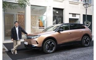 Jaime Monge, embajador de Opel, suma su obra a la colección de Lauren Sánchez y Jeff Bezos