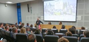 Mara Torres cierra con éxito los Cursos de Verano de la UCA