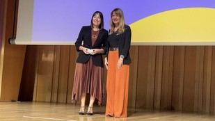 Eugènia Santamaría de la UOC recibe el Premio DonaTIC 2025