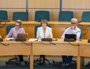 Eva Alcón concluye su mandato en la UJI con estabilidad financiera