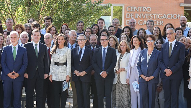 La Reina Letizia visita el Centro de Investigación del Cáncer de la USAL en su 25º aniversario