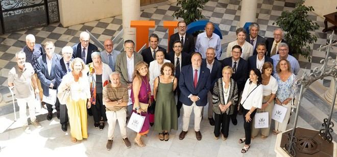 La UCA homenajea a su personal con medallas por 25 años de servicio y distinciones por jubilación