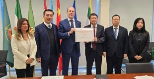 La UJA establece un programa internacional de automoción eléctrica con China