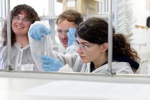 Estudio revela que estudiantes canarios disfrutan de ciencia, pero evitan carreras científicas