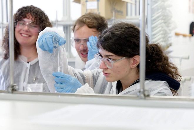 Estudio revela que estudiantes canarios disfrutan de ciencia, pero evitan carreras científicas