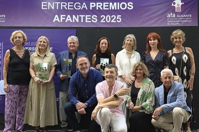 La Universidad de Alicante recibe el premio AFANTES 2025 por su apoyo a la Asociación de Alzheimer