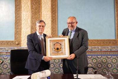 La Universidad de Córdoba otorga la distinción Abderramán III al director del IICA por su labor en el sector agroalimentario