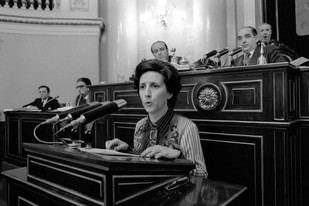 La Universidad de León rinde homenaje a Gloria Begué y el papel de las mujeres en la Transición