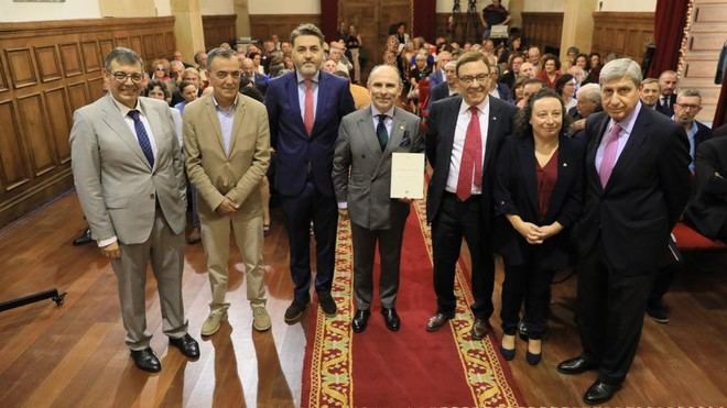 Presentan un libro homenaje al rector Juan Vázquez en la Universidad de Oviedo