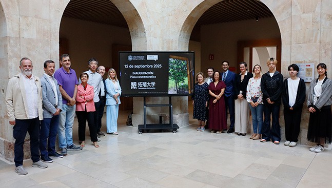 La Universidad de Salamanca homenajea a la Universidad Takushoku por 46 años de colaboración académica