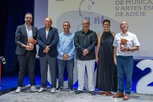 La Universidad de Verano de Adeje reconoce a Adolfo Gómez y la Escuela Municipal de Música por su contribución cultural