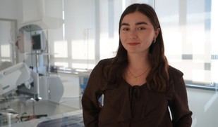 La Universidad Loyola destaca por su enfoque práctico en el Grado de Medicina, según Obdulia Fernández