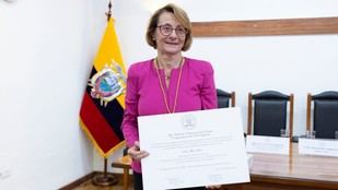 Eva Alcón recibe distinciones honorarias de la Universitat Andina Simón Bolívar y la Academia Ecuatoriana de la Lengua