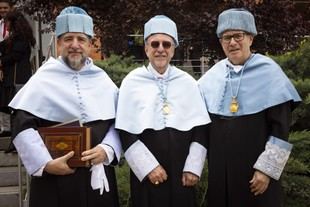 Enrique Ayala Mora recibe el doctorado honoris causa de dos universidades españolas