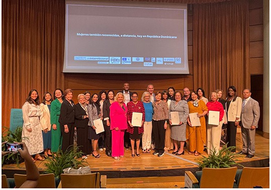 La Universitat de València homenajea a doctoras dominicanas por su labor académica y emprendedora