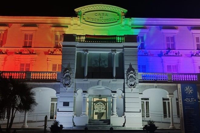 La UPCT celebra el Orgullo LGTBIQ+ iluminando su fachada con colores arcoíris