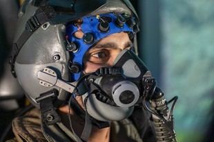 La UPM mide la actividad cerebral de un piloto de F-18 en una prueba pionera