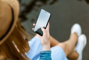 La URJC crea una escala para evaluar el impacto del móvil en la salud mental de jóvenes