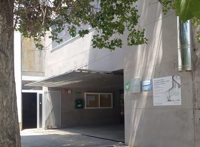 El Ayuntamiento instala carteles para concienciar sobre el tabaco en centros educativos
