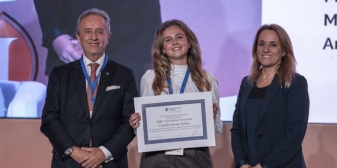 Claudia Soriano recibe el premio al mejor currículum universitario en Cataluña