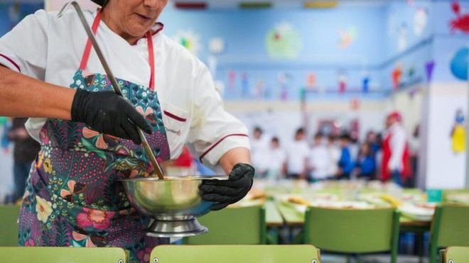 Más de 119.000 niños se benefician de las becas de comedor en Madrid para el curso 2025/26