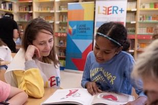 Convocatoria de voluntariado para acompañar a escolares en lectura en Sevilla