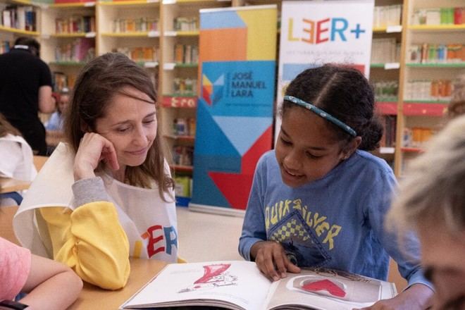 Convocatoria de voluntariado para acompañar a escolares en lectura en Sevilla