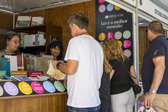 La Universidad del Porto presenta su oferta literaria en la Feria del Libro 2025