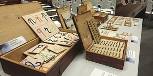 Inauguran exposición en homenaje a Lluís Folch i Torres con materiales educativos históricos