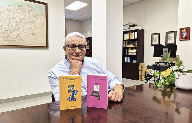  Manuel Estrada, director de la colección 'Cantabria 4 estaciones', en el Departamento de Derecho Privado de la Facultad de Derecho UC. 