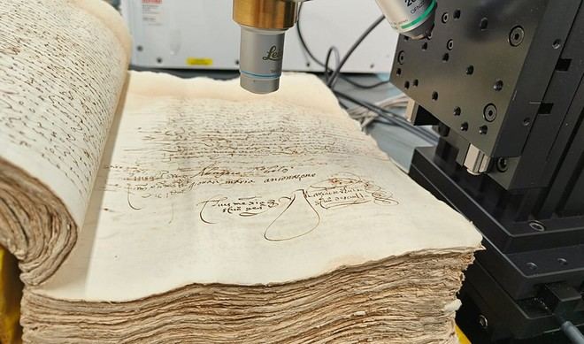 Investigación innovadora sobre tintas en documentos notariales en Sevilla