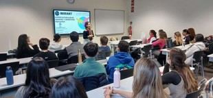 Estudiantes de Enfermería del CEU analizan la migración forzada en un seminario
