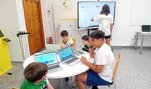 Talleres gratuitos de competencias digitales para jóvenes en Andalucía este verano