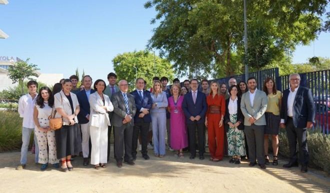 Loyola y Bidafarma plantan árboles medicinales en el Día del Farmacéutico en Sevilla