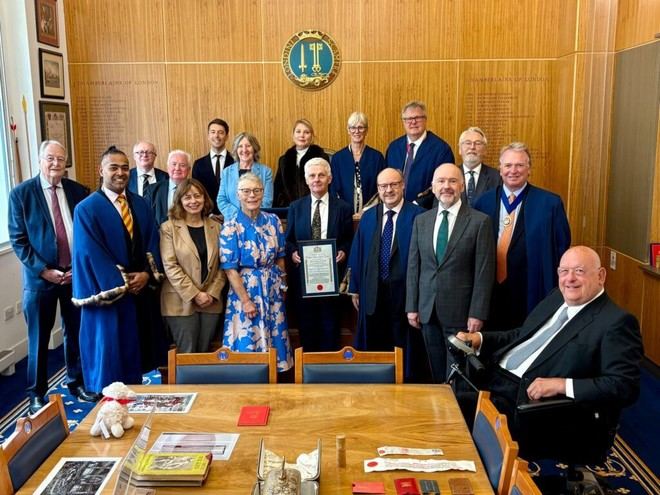 Profesor Travers recibe la Libertad de la Ciudad de Londres