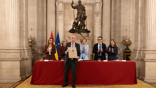Luis Alberto de Cuenca recibe el Premio Reina Sofía de Poesía como homenaje a Su Majestad