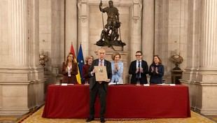 Luis Alberto de Cuenca recibe el Premio Reina Sofía de Poesía como homenaje a Su Majestad