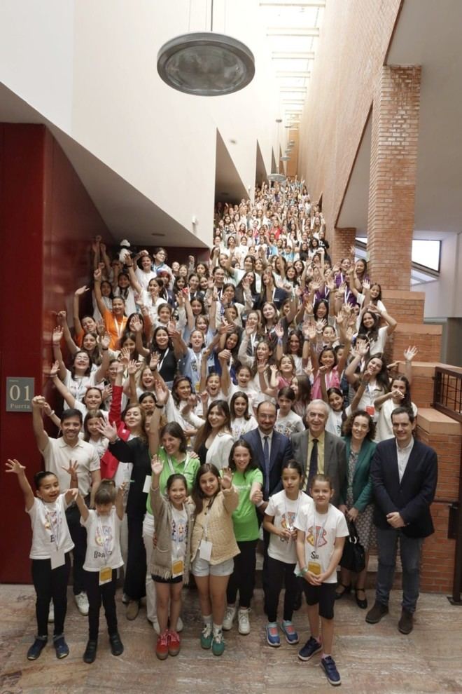 Casi 900 niñas participan en la mayor competición de tecnología de España