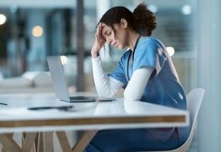 Alto nivel de agotamiento entre obstetras y ginecólogos tras la pandemia, según encuesta