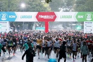 Más de 15 mil atletas desafían la lluvia en la Maratón UNLP
