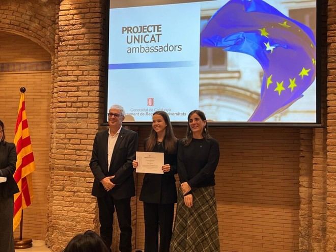 Martina Nadal continúa como embajadora UNICAT en la entrega de diplomas 2024-2025