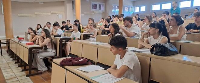 Más de 1.200 estudiantes inician la PAU extraordinaria en Extremadura
