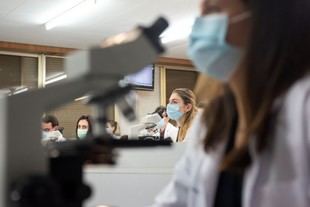 Más del 41% de los estudiantes andaluces eligen carreras sanitarias, según la Junta de Andalucía